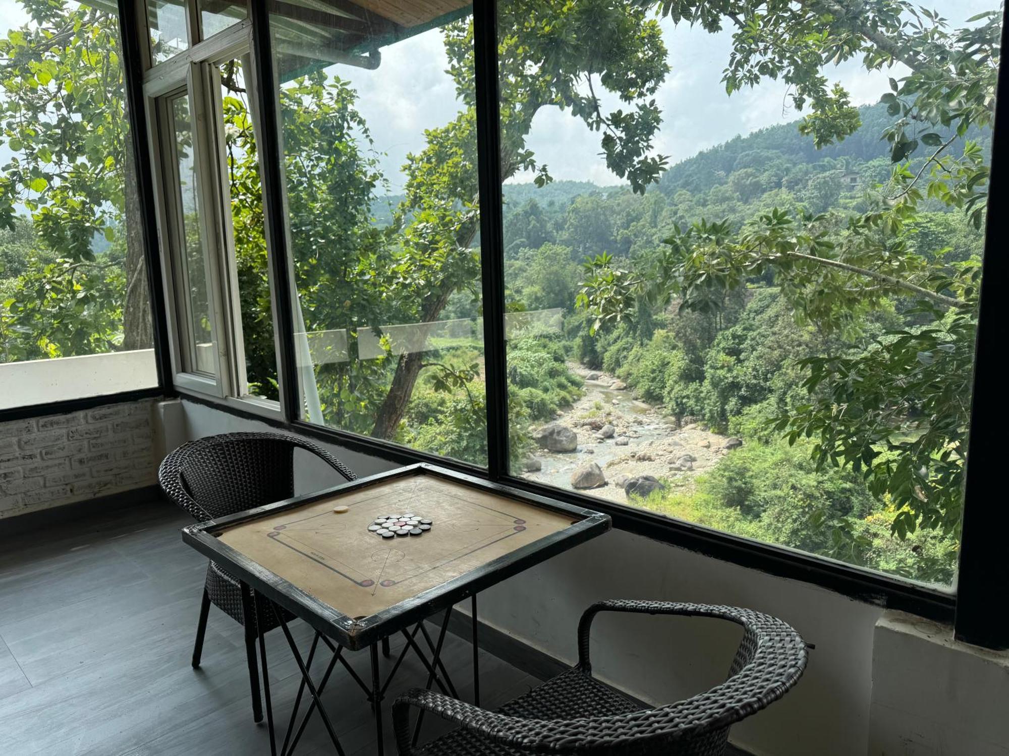 דהראדון Saraiville- Luxury Riverside Cottages מראה חיצוני תמונה
