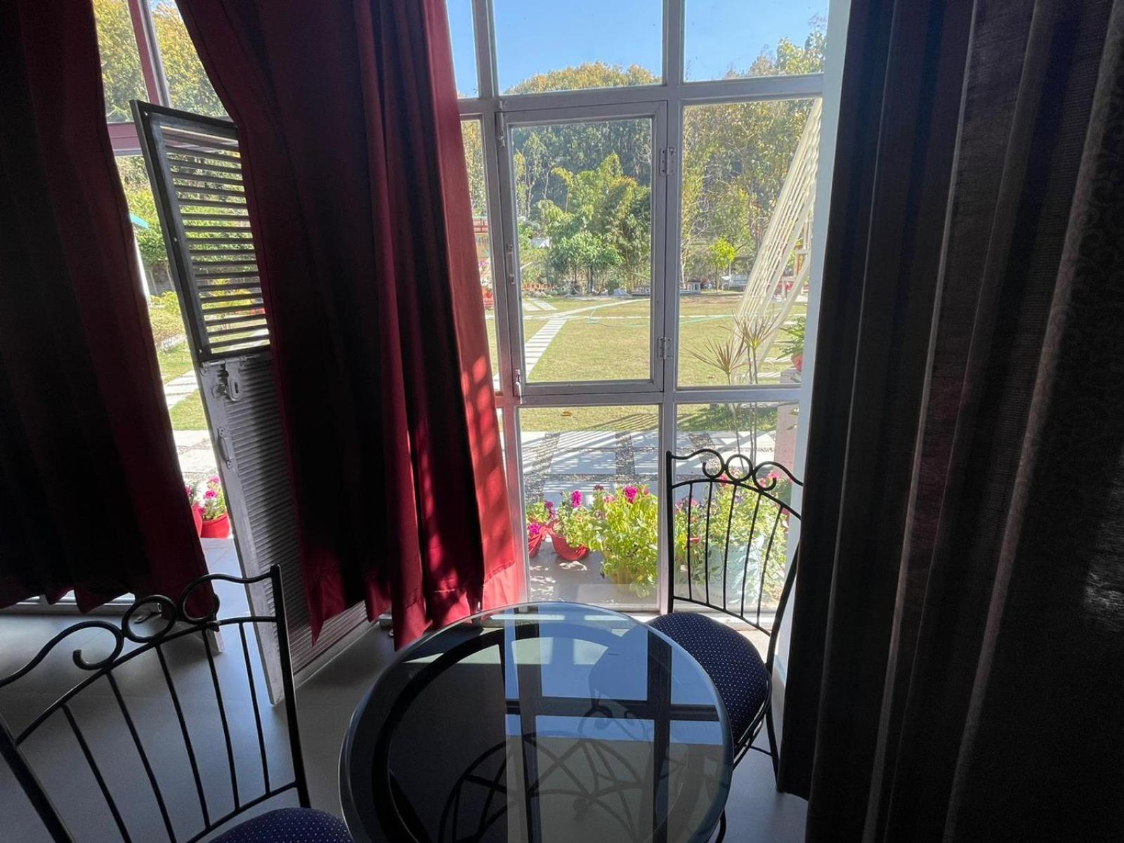 דהראדון Saraiville- Luxury Riverside Cottages מראה חיצוני תמונה
